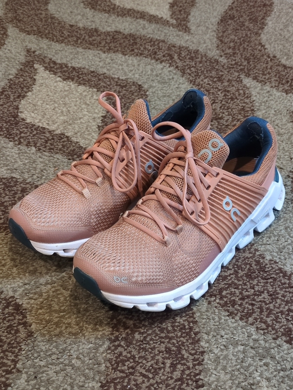 😎🧡On Cloud Running Women's Athletic Sneakers in Peach & White Women's size 8.5